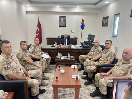Kaymakamımız Onur ALİMOĞLU, İlçe Jandarma Komutanlığını ziyaret etti.