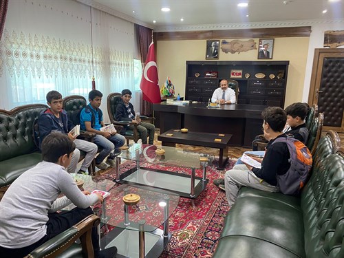 İlçemiz öğrencileri Kaymakamımız Onur ALİMOĞLU'nu Makamında Ziyaret Ettiler.