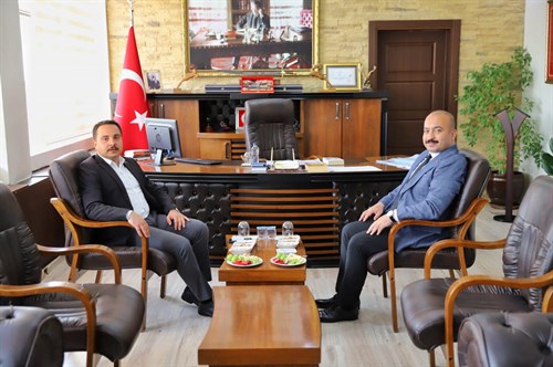 Kaymakamımız Onur ALİMOĞLU, Muradiye Kaymakamı Melih AYDOĞAN’ı makamında ziyaret etti.