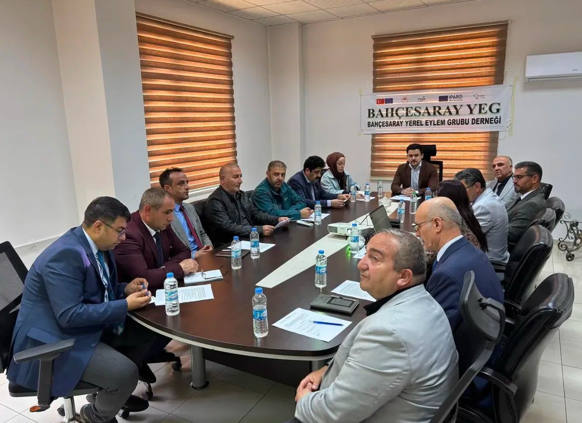 Kaymakam/Belediye Başkan V. Sayın Harun ARSLANARGUN, kurum amirleri ve Yerel Eylem Grubu Derneği üyeleri ile birlikte toplantı gerçekleştirdi.