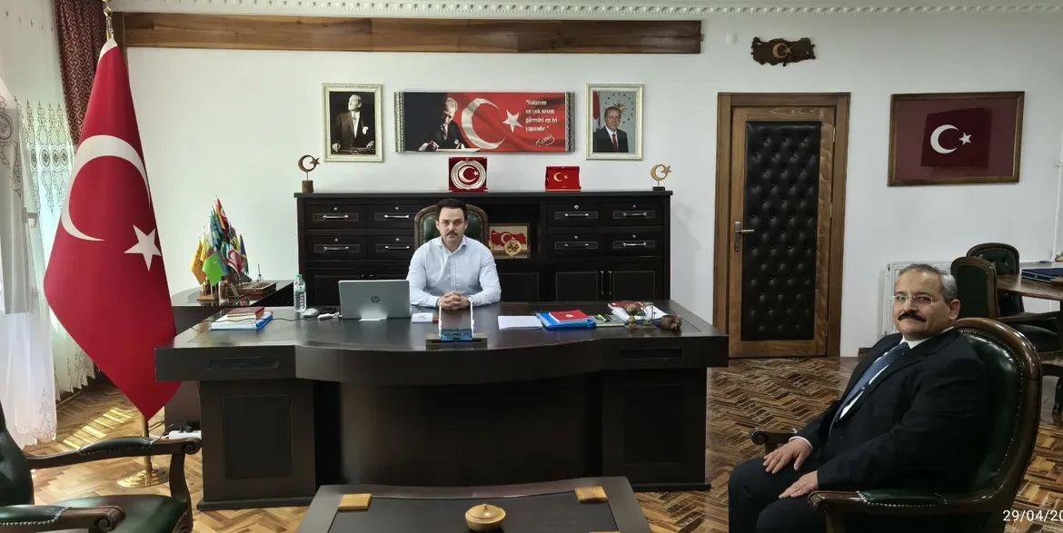 Bahçesaray Noteri Talat Cemal AKSOY, Kaymakam/Belediye Başkan V. Sayın Harun ARSLANARGUN' u makamında ziyaret etti. 