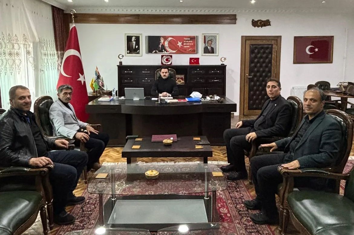 TOÇ BİR-SEN Van Şube Başkan Ali UÇAR ve beraberindeki heyet Kaymakam/Belediye Başkan V. Sayın Harun ARSLANARGUN'u makamında ziyaret etti.