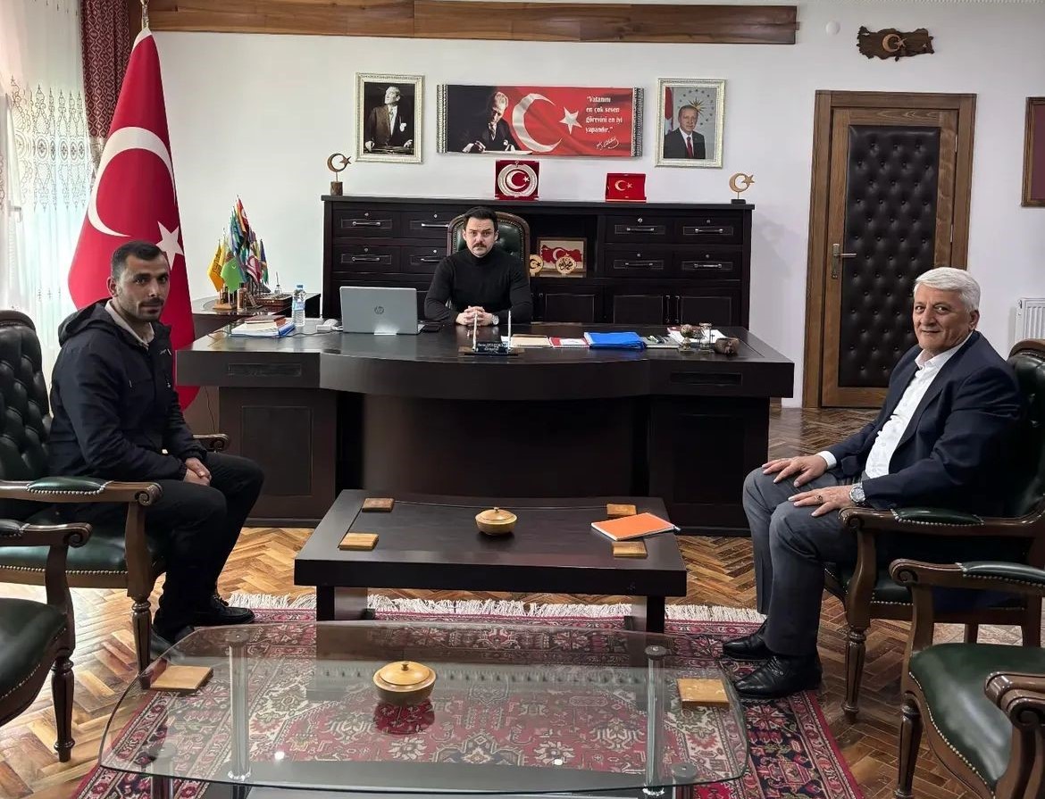 VASKİ Bölge Müdürü Tevfik ERGENÇ ve İlçe VASKİ Şube Şefi Murat EREĞLİ, Kaymakam/Belediye Başkan V. Sayın Harun ARSLANARGUN'u makamında ziyaret etti. 